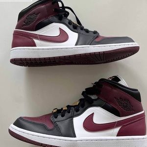 Jordan 1 mid SE Black Dark Beetroot with gold charms